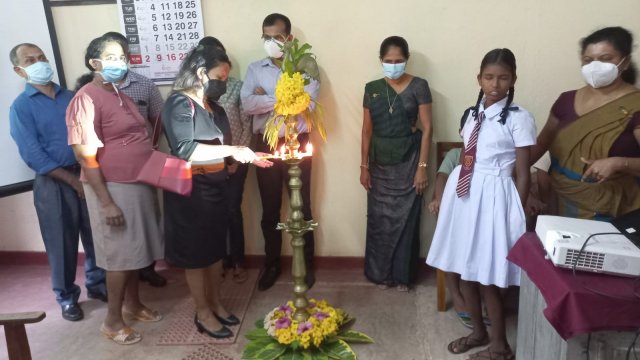 "සිනහ දකින අපේ ලොවක්" 